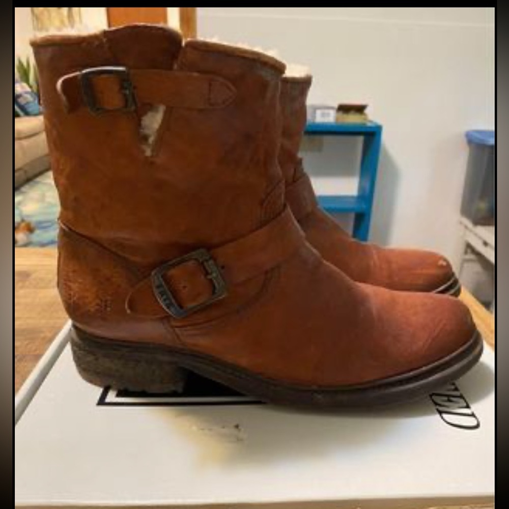 Frye Valerie Cognac lined boots. size 10 pre-owned - Picture 2 of 3